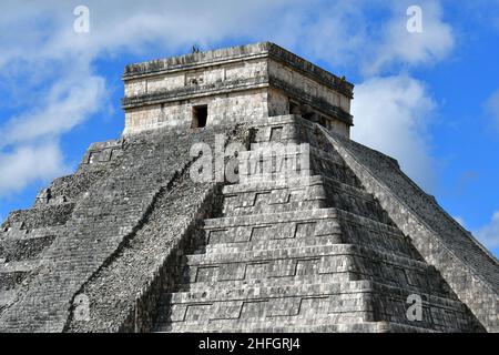 La Pirámide, Tempio di Kukulcán (Templo de Kukulkán - El Castillo), Chichén Itzá, Stato di Yucatán, Messico, America del Nord, Sito patrimonio dell'umanità dell'UNESCO Foto Stock