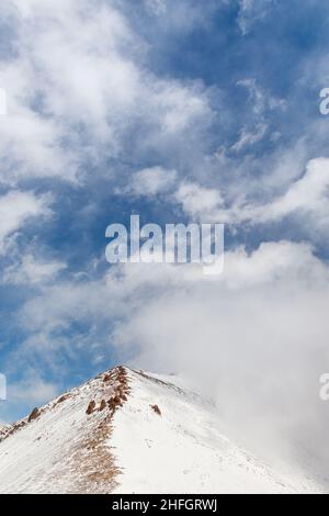 Montagna invernale con sfondo blu cielo con spazio copia. Foto Stock
