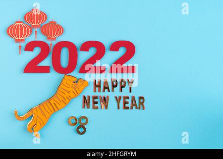 Capodanno cinese, anno della tigre. Decorazione in carta con motivi tradizionali e tigre su sfondo blu. Spazio di copia. Foto Stock