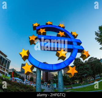 Euro Symbol a Francoforte di notte Foto Stock