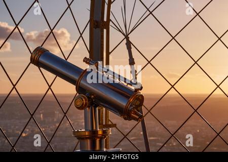 Osservazione Binocoli nella piattaforma superiore della Torre Eiffel e un bellissimo tramonto dell'ora d'oro - Parigi, Francia Foto Stock