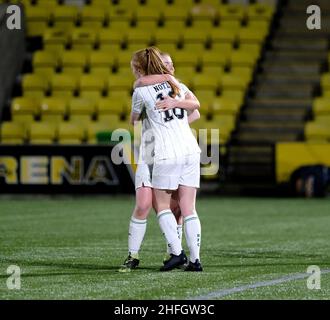 Livingston, Regno Unito. 16th Jan 2022. Tony Macaroni Arena, Livingston, Ellis Notley (Hibernian, #16) festeggia con Colette Cavanagh (Hibernian, #11) dopo la partita della Scottish Women's Premier League 1 tra Hibernian e Celtic alla Tony Macaroni Arena di Livingston, Scozia. Park's Motor Group Scottish Women's Premier League 1 Alex Todd/SPP Credit: SPP Sport Press Photo. /Alamy Live News Foto Stock