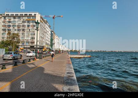 Salonicco, Grecia - 27 luglio 2021: Paesaggio urbano con persone che camminano lungo il lungomare. È la seconda città più grande della Grecia e la capitale del geogr Foto Stock