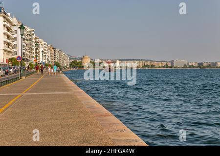 Salonicco, Grecia - 27 luglio 2021: Paesaggio urbano con persone che camminano lungo il lungomare. È la seconda città più grande della Grecia e la capitale del geogr Foto Stock