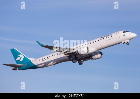 Air Dolomiti Embraer Jet con partenza da Graz in Austria per un volo a Monaco Foto Stock