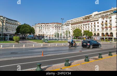 Salonicco, Grecia - 27 luglio 2021: Architettura residenziale e di uffici in Piazza Aristotelous. È la seconda città più grande della Grecia e del capi Foto Stock