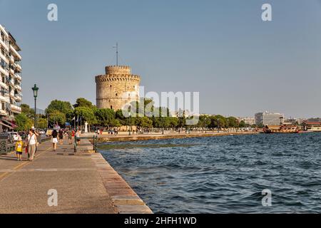 Salonicco, Grecia - 27 luglio 2021: Paesaggio urbano con persone che camminano lungo il lungomare con busto di Admiral Votsis e Torre Bianca. Salonicco è il Foto Stock