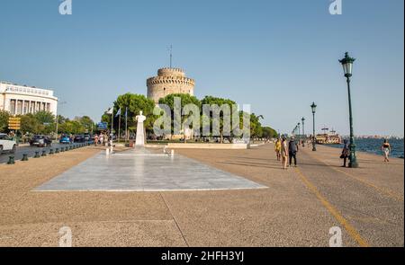 Salonicco, Grecia - 27 luglio 2021: Paesaggio urbano con persone che camminano lungo il lungomare con busto di Admiral Votsis e Torre Bianca. Salonicco è il Foto Stock