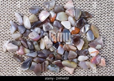 Agata naturale, vari tipi e colori, gemme minerali collezione come bella sfondo naturale vista dall'alto Foto Stock