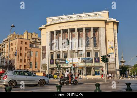 Salonicco, Grecia - 27 luglio 2021: Paesaggio urbano con teatro aristotelico e torre delle telecomunicazioni in lontananza. Salonicco è la capitale di Foto Stock