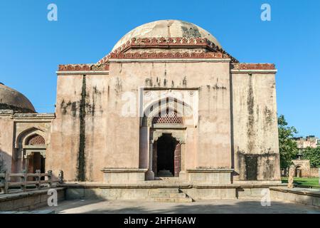 Tomba del sultano Firuz Shah Tughlaq a Delhi Foto Stock