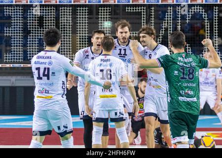 Civitanova Marche, Italia. 16th Jan, 2022. Felicità di Allianz Milano durante le finali di Quater - Cucine Lube Civitanova vs Allianz Milano, Coppa Italia di Pallavolo da uomo a Civitanova Marche, Gennaio 16 2022 Credit: Agenzia indipendente di Foto/Alamy Live News Foto Stock