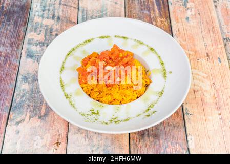 Jambalaya è un piatto di cucina cajun. La sua base è il riso e i suoi ingredienti sono pollo, prosciutto crudo, gamberi e un sacco di pepe. E c'è in Provenza Foto Stock