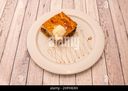 La moussaka è un piatto tradizionale mediorientale e balcanico a base di melanzane, particolarmente popolare nella cucina palestinese. Foto Stock