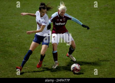 Rosella Ayane di Tottenham Hotspur (a sinistra) e Katerina Svitkova del West Ham United combattono per la palla durante la partita della Barclays fa Women's Super League al The Hive, Barnett. Data foto: Domenica 16 gennaio 2022. Foto Stock