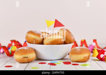 'Berliner Pfannkuchen', un dessert tradizionale tedesco a ciambella ripieno di marmellata fatta di pasta dolce di lievito fritta nel grasso. Tradizionale servito durante ca Foto Stock