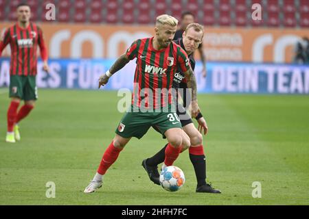 Augusta, Germania. 16th Jan 2022. Niklas DORSCH (FC Augsburg), azione, duelli contro Sebastian Rode (Eintracht Francoforte). Football 1st Bundesliga Season 2021/2022, 19th matchday, matchday19, FC Augsburg - Eintracht Frankfurt 1-1 il 16th gennaio 2022 WWK ARENA di Augsburg, Credit: dpa/Alamy Live News Foto Stock