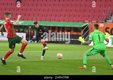 Augusta, Germania. 16th Jan, 2022. Goalchance, post shot Jesper LINDSTROEM (F), azione, colpo. Football 1st Bundesliga Season 2021/2022, 19th matchday, matchday19, FC Augsburg - Eintracht Frankfurt 1-1 il 16th gennaio 2022 WWK ARENA di Augsburg, Credit: dpa/Alamy Live News Foto Stock