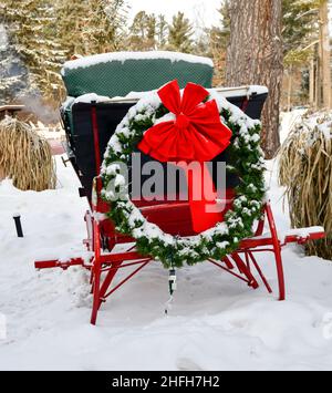 Decorazioni di Natale all'aperto dopo la nevicata di wintry Foto Stock