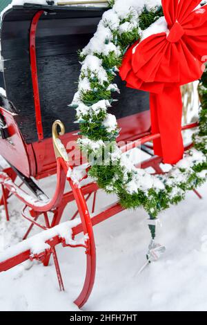 Decorazioni di Natale all'aperto dopo la nevicata di wintry Foto Stock