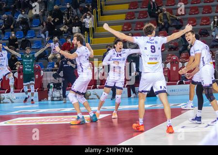 Civitanova Marche, Italia. 16th Jan, 2022. Felicità di Allianz Milano durante le finali di Quater - Cucine Lube Civitanova vs Allianz Milano, Coppa Italia di Pallavolo da uomo a Civitanova Marche, Gennaio 16 2022 Credit: Agenzia indipendente di Foto/Alamy Live News Foto Stock