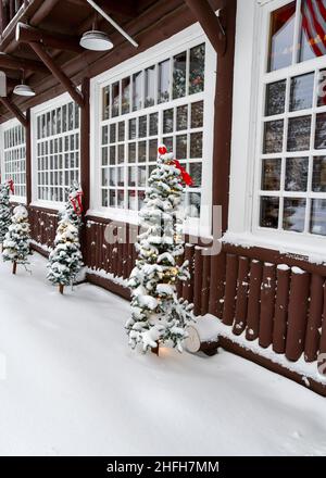 Decorazioni di Natale all'aperto dopo la nevicata di wintry Foto Stock