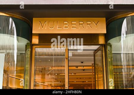 Londra, Inghilterra - Giugno 2020: Cartello sopra l'entrata del negozio di moda Mulberry in New Bond Street. Foto Stock