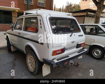 1993 Lada Niva 1600 parcheggiato a Malaga, Spagna. Foto Stock