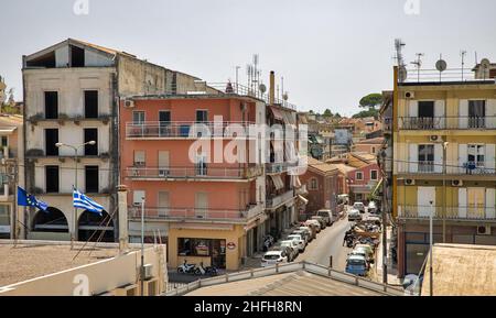 Kerkyra, Corfù, Grecia - 10 agosto 2021: Paesaggio urbano con strade antiche vicino al porto passeggeri. Foto Stock