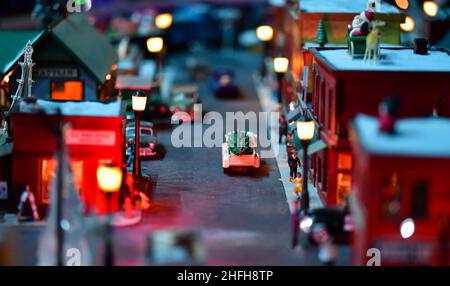 Decorazioni natalizie sul set di treni giocattolo modello Foto Stock