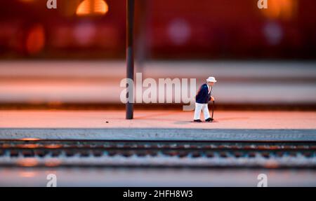 Decorazioni natalizie sul set di treni giocattolo modello Foto Stock