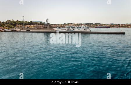 Kerkyra, Corfù, Grecia - 10 agosto 2021: Kerkyra Seaways Hermes e Kerkyra Lines Menekratis navi traghetto ormeggiate nel porto passeggeri di Corfù. Foto Stock