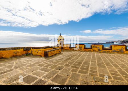 Funchal, Madeira, Portogallo - 27 dicembre 2021: Vista del castello fortificato di Sao Tiago che domina la città e l'oceano Atlantico in una giornata d'inverno Foto Stock