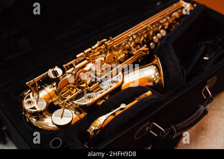 Sax strumento musicale nel caso. Strumento sassofono per suonare jazz Foto Stock