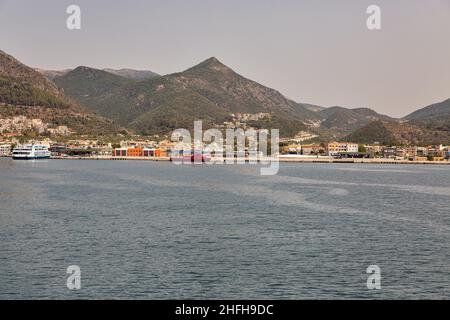 Igoumenitsa, Grecia - 10 agosto 2021: Paesaggio urbano con porto passeggeri. È il porto principale di THESPROTIA ed Epiro, ed è uno dei passeggeri più grandi Foto Stock