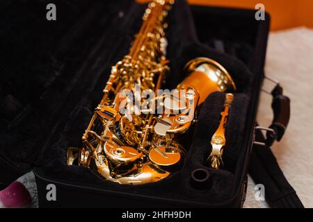 Sax strumento musicale nel caso. Strumento sassofono per suonare jazz Foto Stock