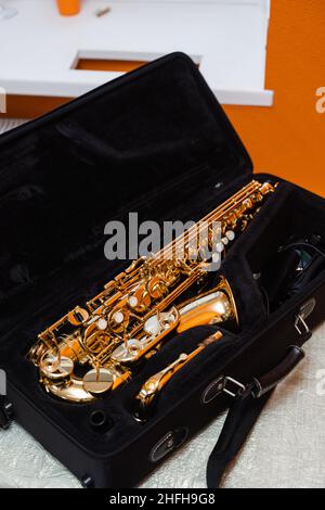 Sassofono strumento musicista nel caso. Sax strumento musicale per suonare jazz Foto Stock