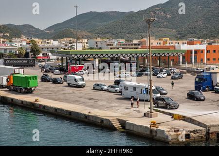 Igoumenitsa, Grecia - 10 agosto 2021: Paesaggio urbano con porto passeggeri. È il porto principale di THESPROTIA ed Epiro, ed è uno dei passeggeri più grandi Foto Stock