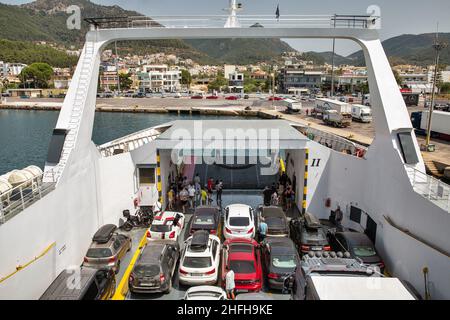 Igoumenitsa, Grecia - 10 agosto 2021: Nave traghetto carico di automobili nel porto. Vista dall'alto sopra la stiva aperta della nave. Foto Stock