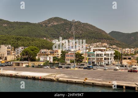 Igoumenitsa, Grecia - 10 agosto 2021: Paesaggio urbano con porto passeggeri. È il porto principale di THESPROTIA ed Epiro, ed è uno dei passeggeri più grandi Foto Stock