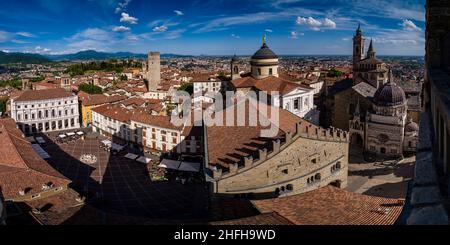 Vista aerea panoramica dalla torre Campanone con le chiese Basilica di Santa Maria maggiore, Cattedrale di Bergamo e Cappella Colleoni. Foto Stock