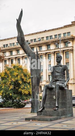 Bucarest, Romania - 12 agosto 2021: Monumento di Iuliu Maniu su Piazza della Rivoluzione. Era politico rumeno, capo del Partito Nazionale e primo mi Foto Stock