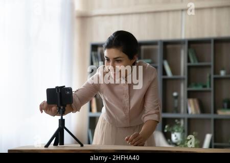 Felice giovane danzatrice indiana che inizia a registrare video sul cellulare. Foto Stock