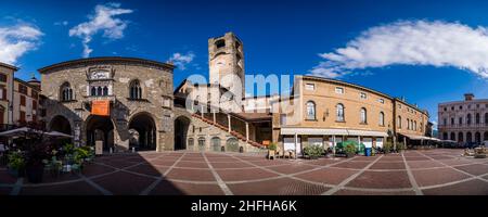 Vista panoramica su Piazza Vecchia con facciate di edifici circostanti e la torre Campanone. Foto Stock