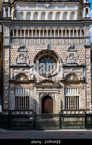 La facciata della Cappella Colleoni, parte della chiesa Basilica di Santa Maria maggiore, vista da Piazza Duomo. Foto Stock