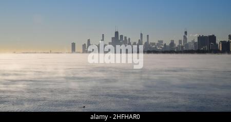 Skyline urbano di Chicago lungo l'acqua in inverno Foto Stock