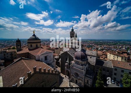 Vista aerea panoramica dalla torre Campanone con le chiese Basilica di Santa Maria maggiore, Cattedrale di Bergamo e Cappella Colleoni. Foto Stock