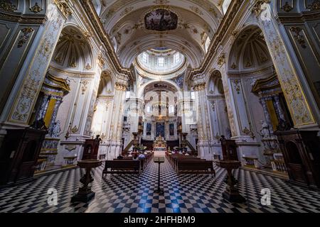 All'interno della chiesa Cattedrale di Bergamo, Duomo di Bergamo, Cattedrale di Sant'Alessandro, guardando verso il coro della cattedrale. Foto Stock