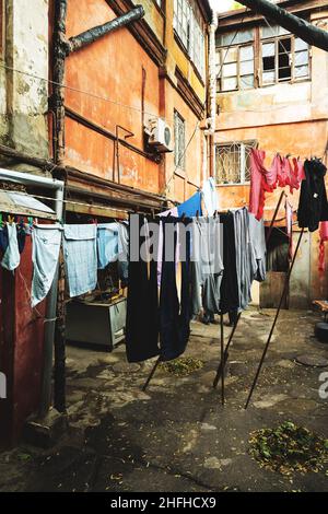 Paesaggio colorato di case distrutte in un quartiere povero per i poveri. Foto Stock