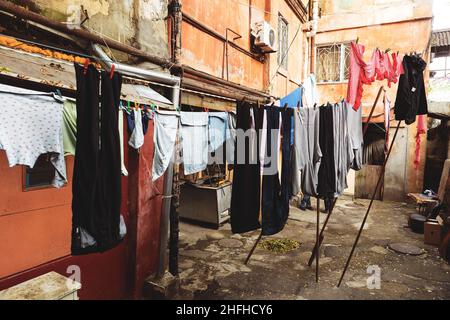 Paesaggio colorato di case distrutte in un quartiere povero per i poveri. Foto Stock